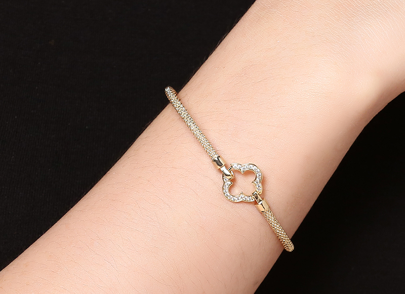 V&ograve;ng tay h&igrave;nh cỏ bốn l&aacute; đ&iacute;nh đ&aacute; sang trọng